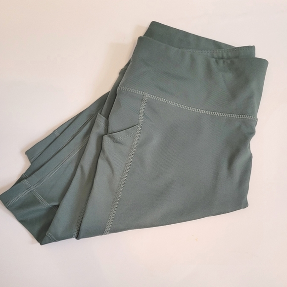 Airie Bike Shorts Size LG with big pockets! Green